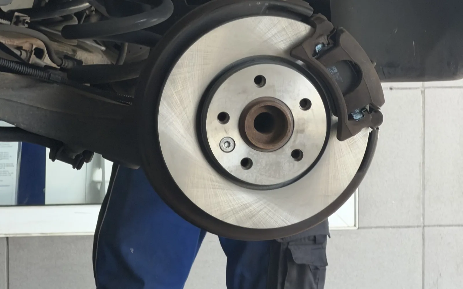 Bremsscheibe an einem aufgebockten Auto