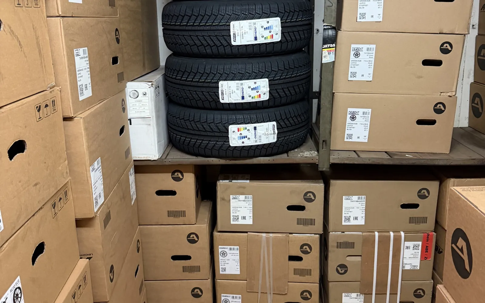 Radsätze und Reifenkartons im Lager von Fahrzeugtechnik Krause