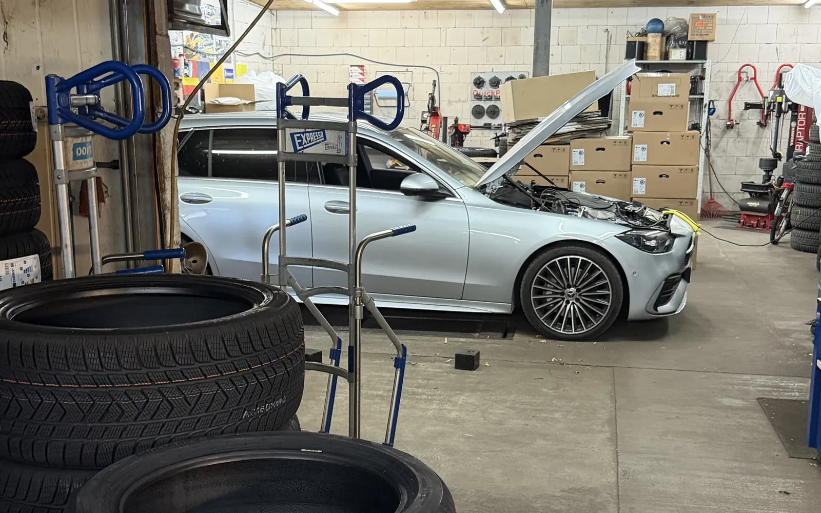 Blick in die Werkstatthalle von Fahrzeugtechnik Krause