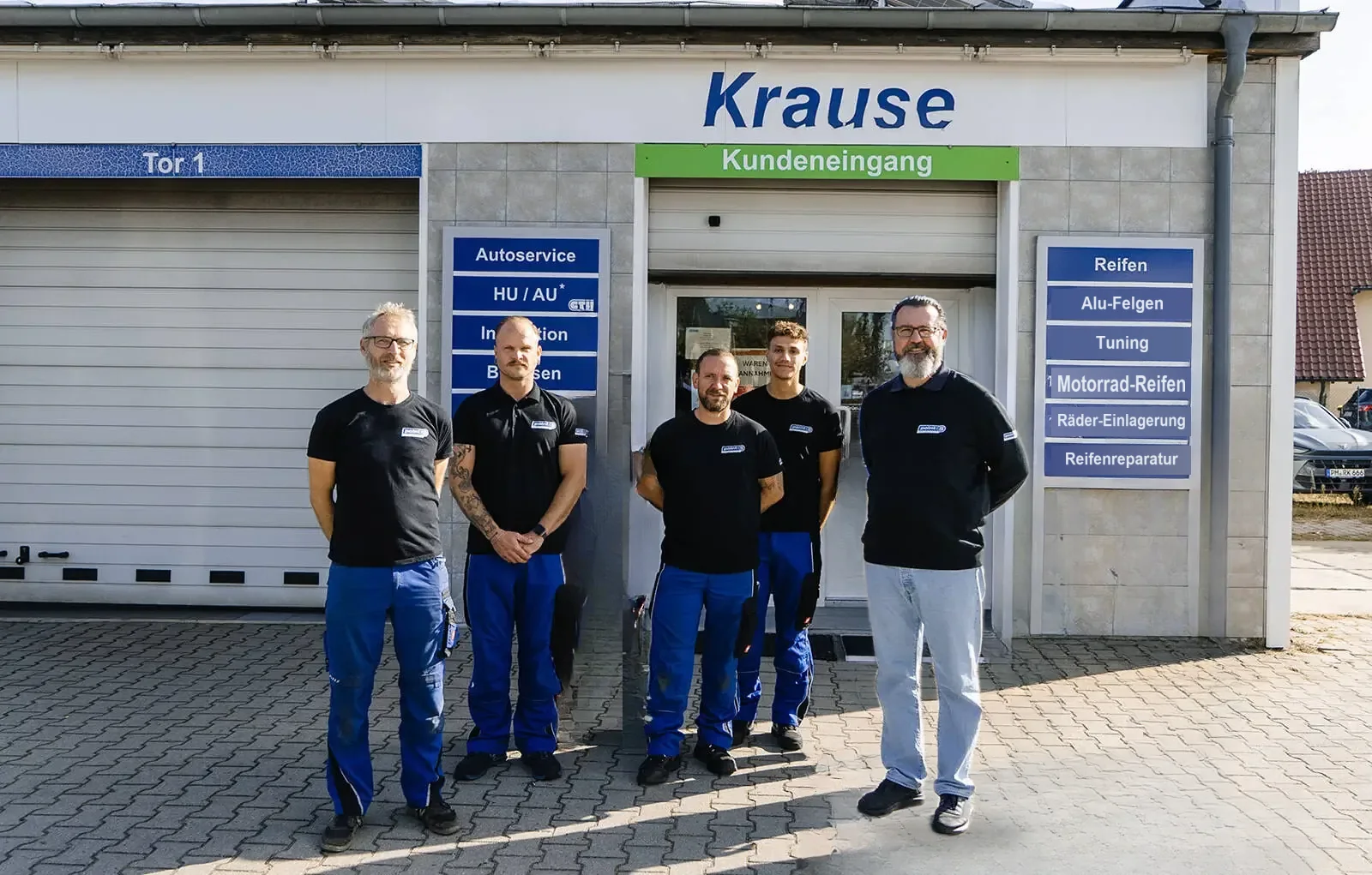 Das Team von Fahrzeugtechnik Krause vor dem Kundeneingang im Striewitzweg